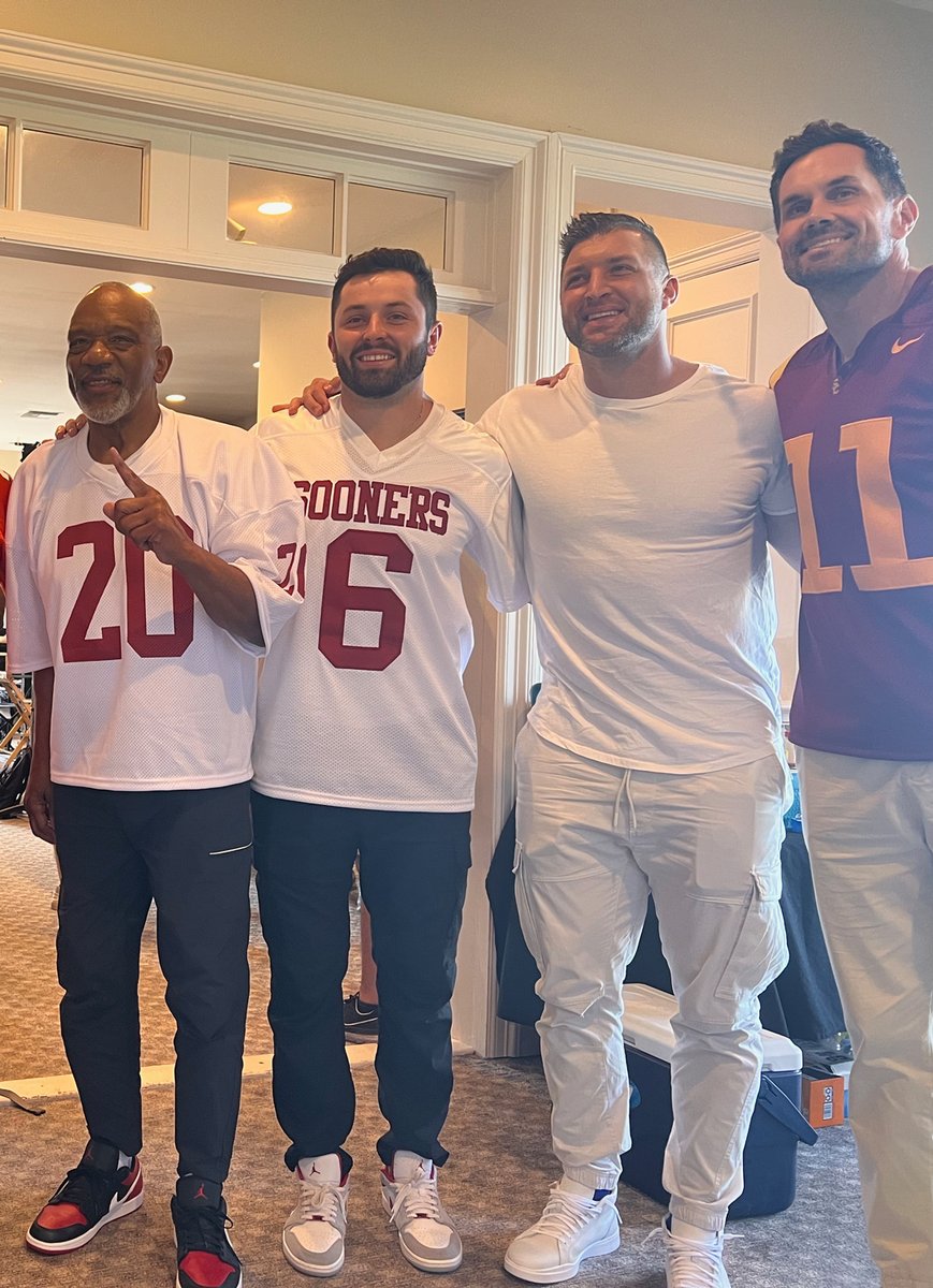 Be sure to wish the 2004 @HeismanTrophy legend @MattLeinartQB (very right) a happy birthday! Hope to do more #Heisman outtakes with you and the boys soon! #mattleinart #billysims @uscfb @bakermayfield @TimTebow