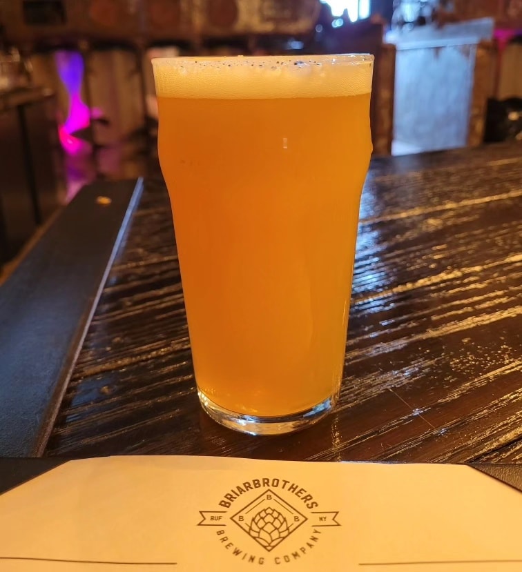 Our quest for tasty local haze brings us to BriarBrothers Brewing Company for their Evolutions #004, a New England IPA brewed with Citra, Strata, and Galaxy hops. It's soft and smooth with tropical fruit and citrus notes. This is a 6.5% easy drinker.

#drinklocal #drinkbetter