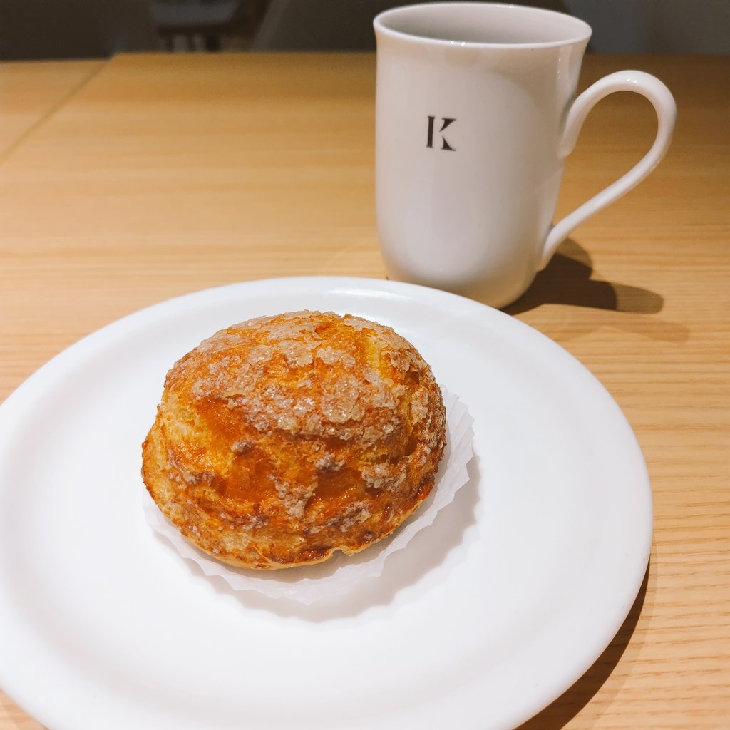 SUNDAY　MORNINGのティータイム☕

デコレーションケーキで有名なKINOTOYAのコーヒーと深焼シュークリーム😚

シンプルな組み合わせのようですが、これがまたいい💓

癒やされます💯