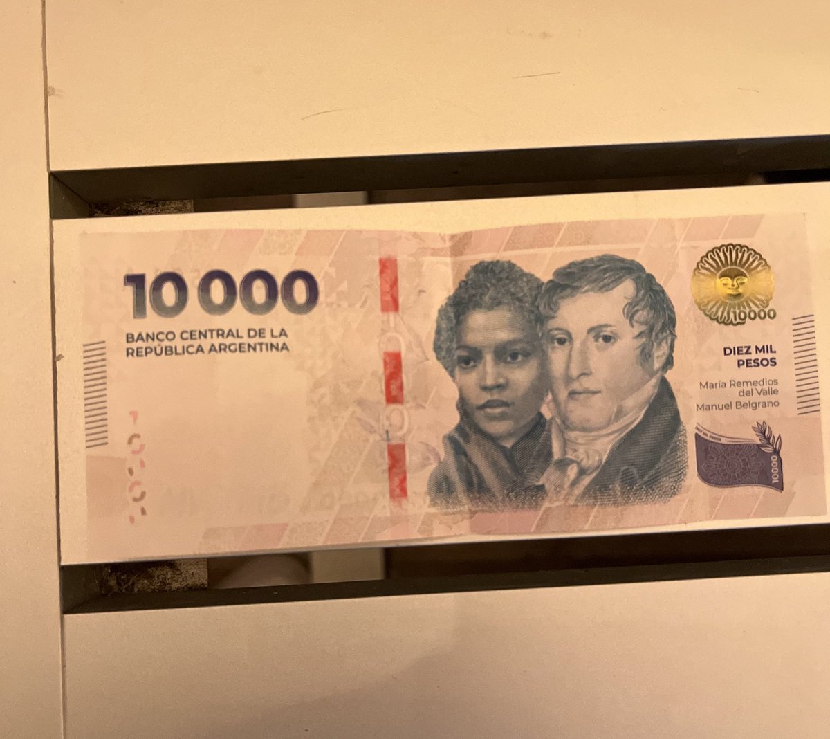 BOLUDO, RECIÉN FUI AL CAJERO AUTOMÁTICO, Y NADA PUSE MI TARJETA, Y CUANDO PUSE PARA SACAR $10.000, ME SALIÓ UN CARTEL EN LA PANTALLA QUE DECIA 'GRACIAS AL JAVITO YA NO SON MIL PAPELES, Y ES SOLO UNO'.

ACTO SEGUIDO, ME SALIÓ ESTE BILLETE DE $10.000 Y CUANDO LO AGARRE, SE ESCUCHÓ…