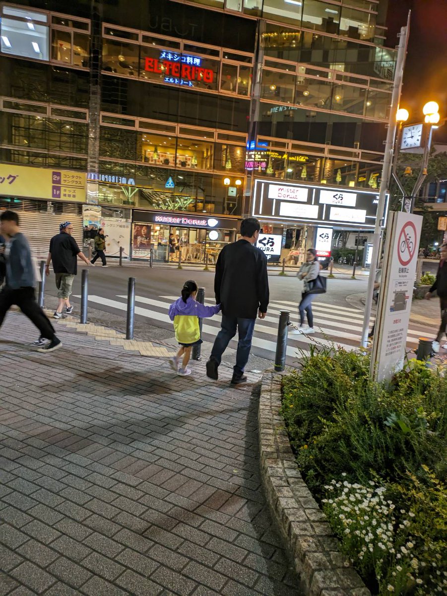 奄美の後輩の子にすっかり魅了されてしまいました！ 孫が欲しい、きっと良いジージになれる😁 日頃は気に留めていなかったのですが、夜の池袋は意外と子供連れの方が多く、改めて日本の治安の良さを改めて感じました。✨🎶💕