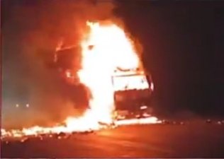 फिरोजाबाद - सड़क किनारे खड़े ट्रक में लगी भीषण आग,आग से ट्रक में भरा सामान जलकर राख ,सूचना पर मौके पर पहुंची फायर बिग्रेड की टीम आग पर काबू पाने का कर रही प्रयास ,
 थाना टूंडला के नेशनल हाइवे की घटना
@firozabadpolice
#Firozabad