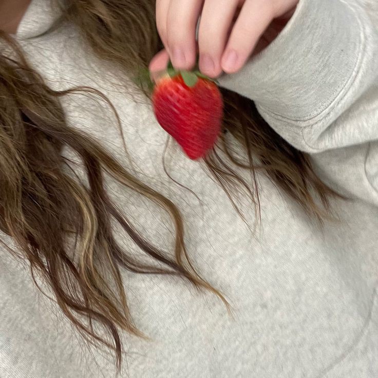 How to smell like strawberry 🍓⋆｡˚

— a thread