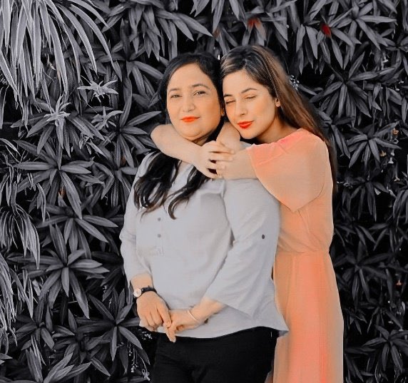 Happy Mother’s to Shehnaaz’s Mumma and all of your mother’s too ❤️🤩❤️ May our mother live long and keep blessing us always😘❤️ #Mothersday #HappyMothersDay #ShehnaazGill #Shehnaazians