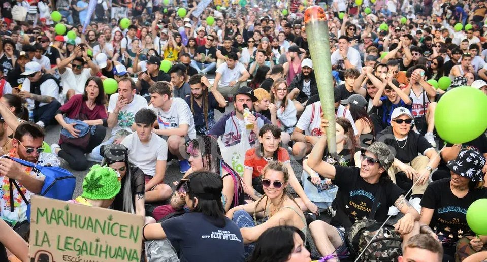🗞 #MMMM24 <a href="/europapress/">Europa Press</a> Desde 1999 se celebra de manera anual la Marcha Mundial de la Marihuana, Este año Madrid nuevamente concentro miles de personas por una #LeyCannabisYA  fotos.europapress.es/temasactualida…
