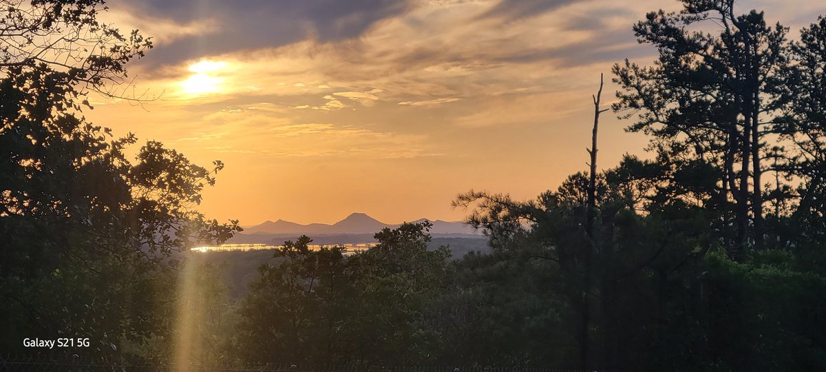 DBrooks78's tweet photo. @KATVJames beautiful sunset view of the pinnacle mountain. https://t.co/hJt8CkFF9T