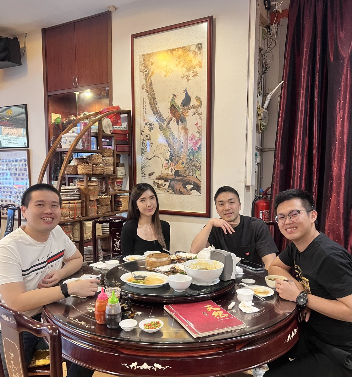 chiaweiloon96's tweet photo. 这两天上来见了很多合作伙伴😘
感谢各位大佬的宝贵建议和支持
一路走来完全体会到
一个人走得快,一群人走得远❤️
#感谢贵人们
#SUMMIT2009
#让你在区块链路上不孤单 https://t.co/4x2kEWGbei
