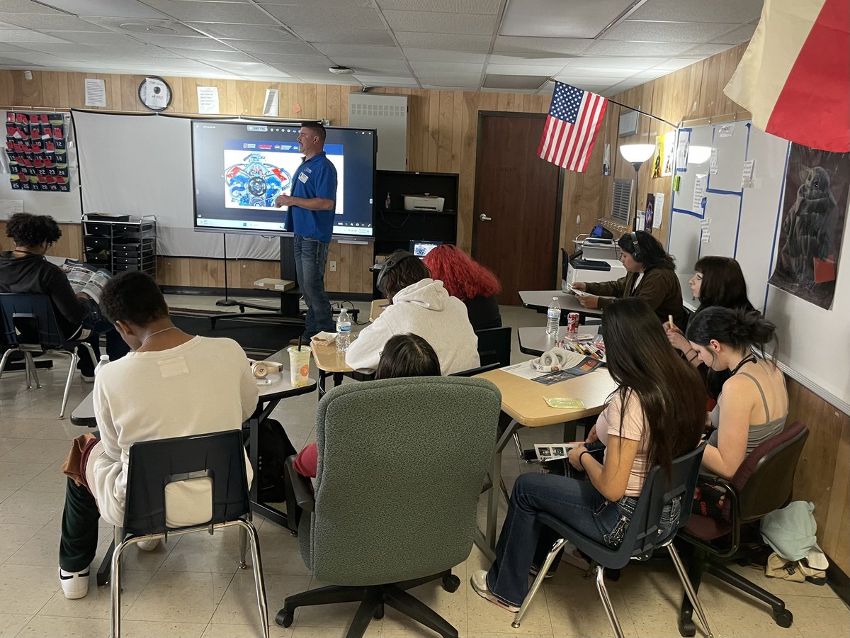 KAdams_Vistas's tweet image. Mr. James Green from Universal Technical Institute visited with our @VistasHSProgram students to discuss post secondary options in trade programs. 👨🏼‍🎓👩🏽‍🎓🎓#possibilitiesareendless #promise2purpose #thefutureisyours
@KleinISD @UTITweet