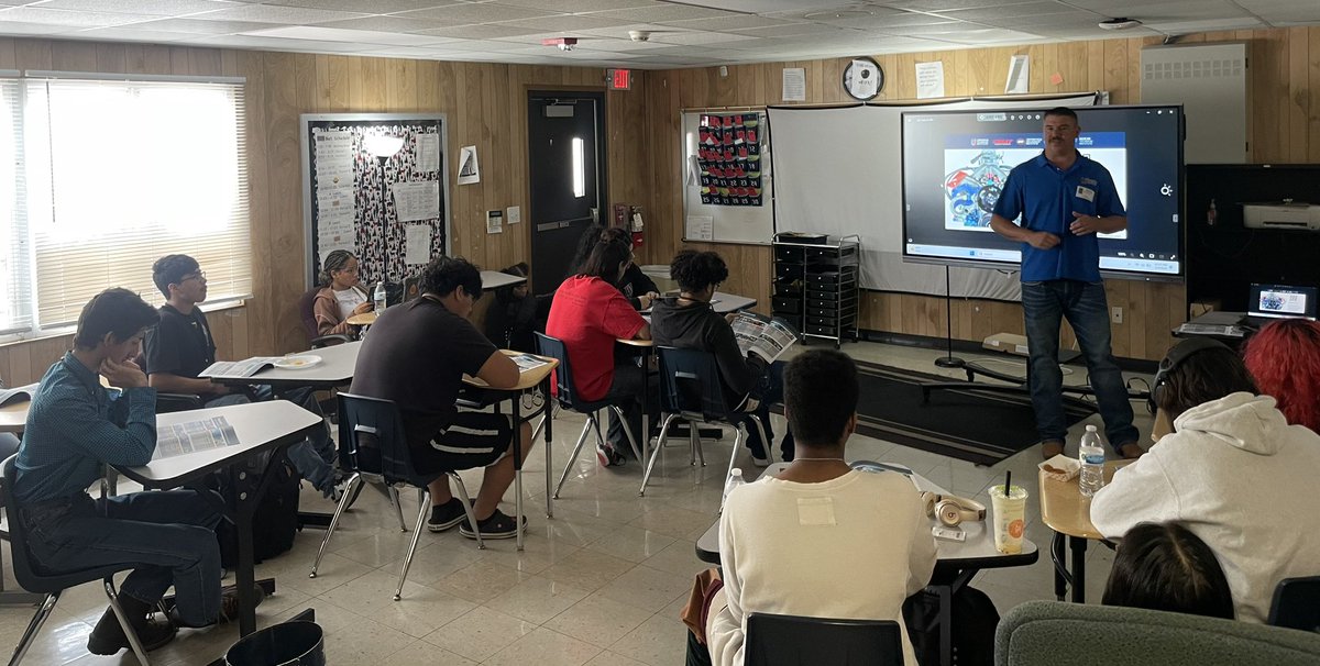 KAdams_Vistas's tweet image. Mr. James Green from Universal Technical Institute visited with our @VistasHSProgram students to discuss post secondary options in trade programs. 👨🏼‍🎓👩🏽‍🎓🎓#possibilitiesareendless #promise2purpose #thefutureisyours
@KleinISD @UTITweet