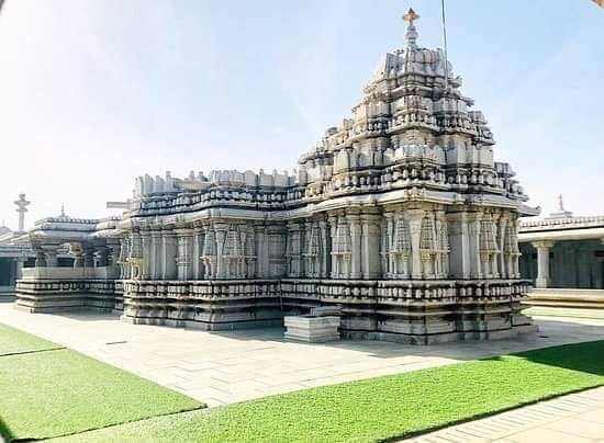 Built hundreds of years before the Taj Mahal, a wonderful miracle of human hands- Venugopal Swamy(avtaar of Lord Krishna) Temple , Karnataka. 🙏 🚩🚩 Jai Shri Krishna From @satydhriti It was submerged. The temple was shifted and reconstructed.