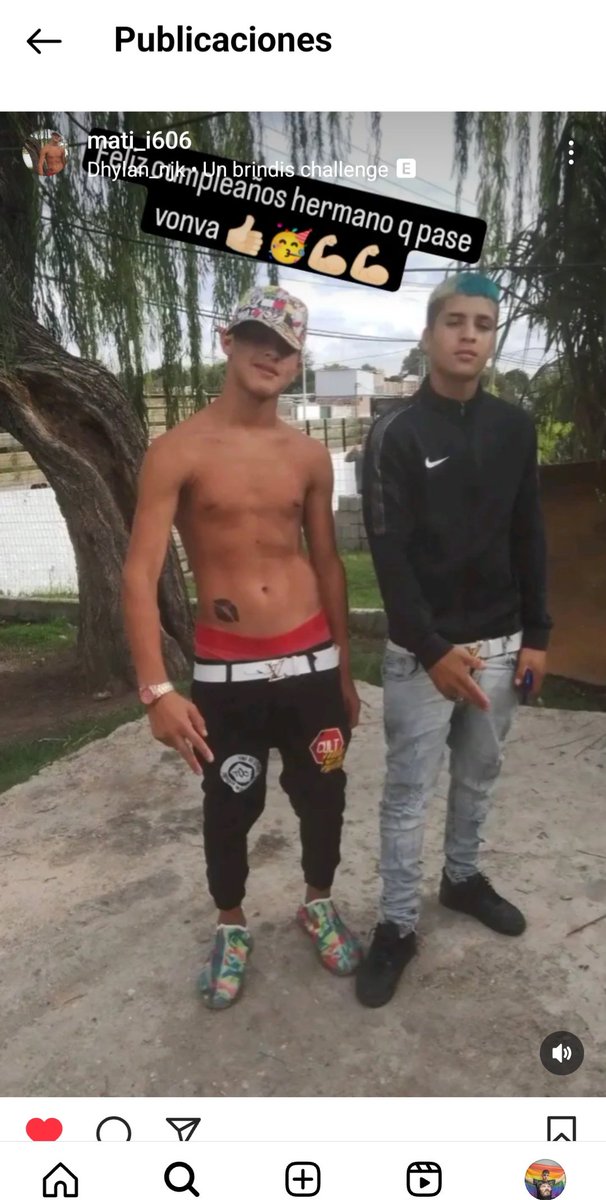 pollitofiufiuu's tweet photo. El que está sin camisa me lo comí 🤤 vean el video anterior riko no rikisimo https://t.co/Y5BEGc9eHY