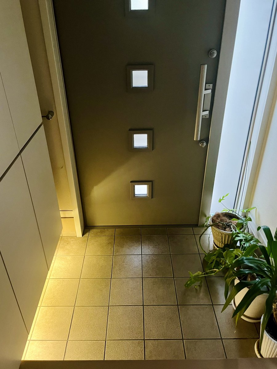 mikko_peco's tweet image. ワンコインで夢が叶った✨✨

ずっとやってみたかった
玄関収納の間接照明💡

やるには工事が必要で
諦めていたんです💧

#スリコ の #TAPELIGHT で
夢が叶いました✨🙌🏽

電池式でテープを貼るだけの簡単設置👌
しかも人感センサー付き😍

しかもお値段500円😳
素晴らしすぎます✨✨