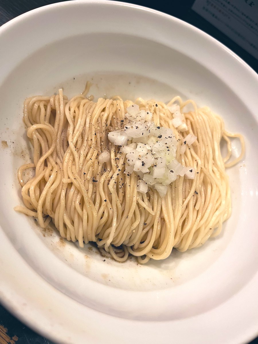 冷や牡蠣.生七味とニラの和え玉.黒酢の和え玉@丿貫福富町本店(桜木町)5/12

母の日のプレゼント🎁を横浜高島屋で買った後に妻と一緒に丿貫さんへ🚗💨

今年初の冷や牡蠣🦪😍
牡蠣の旨味がたっぷりなスープは最高🙋‍♂️💯
脳天に直撃する旨味😁
🦪が苦手じゃなければ是非食べて欲しい一杯🙇‍♂️

ご馳走様です🙏