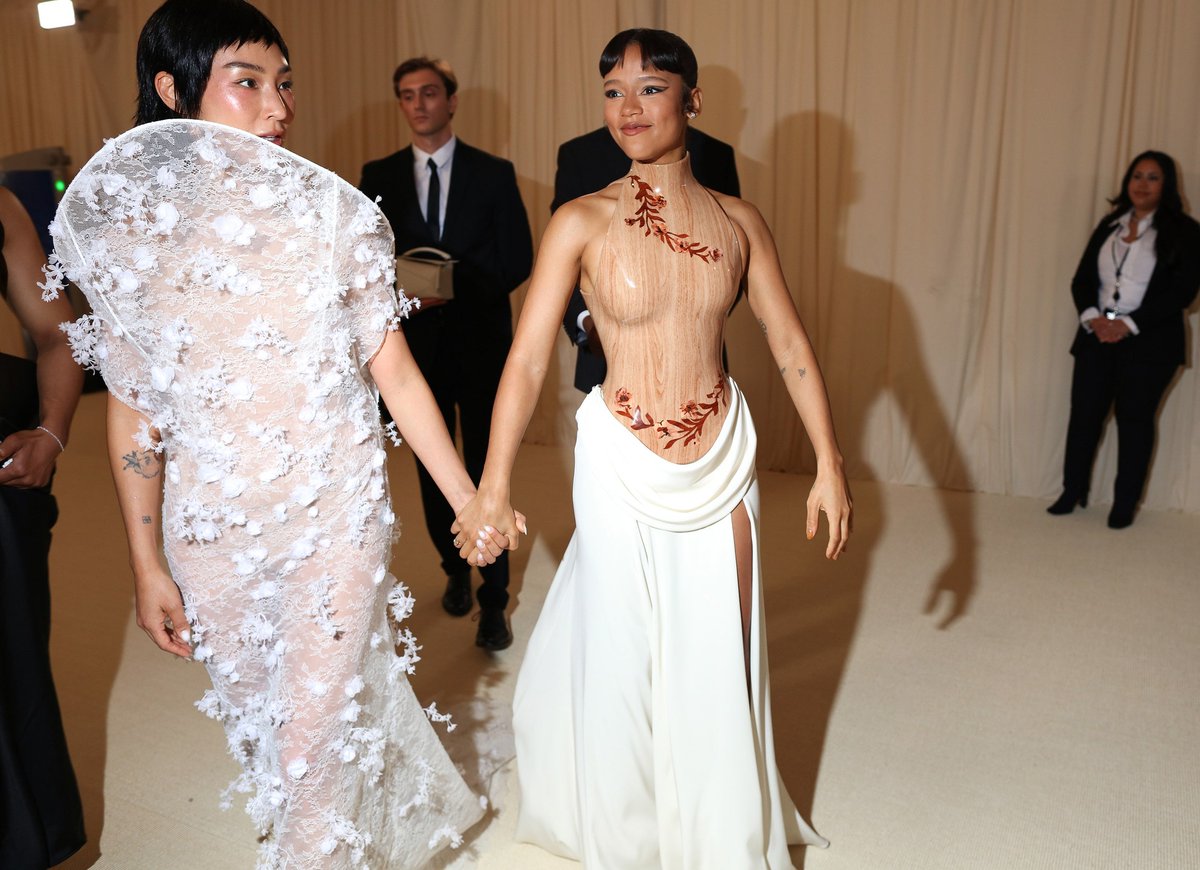 Friendship and love shined brighter than ever before at the 2024 #MetGala. See all the friends who locked hands on the green carpet: vogue.cm/lQ6IXiD