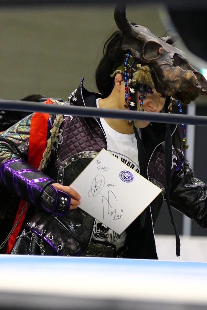 mantamu's tweet photo. ほんの自慢なのですが私の作品が新日プロレスのリングでデビューを果たしました！プロレスのリングで端くれとは言え現代美術作品がほぼそのままでリングに上がるのはほぼ初めての快挙ではなかろうかと思っています。Murder Machine SHO
(新日本プロレス)さんには感謝あるのみです！ https://t.co/WDTAvdxowa