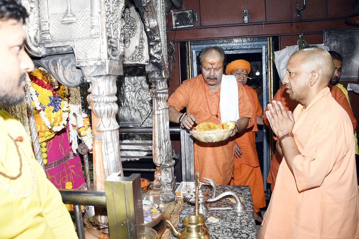 गोरक्षपीठाधीश्वर, महंत श्री @myogiadityanath जी महाराज ने वाराणसी में 'काशी के कोतवाल' श्री काल भैरव जी के दर्शन-पूजन किए।