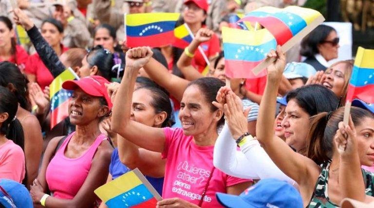 Lideresas de comunidades caraqueñas celebran el Día de la Madre #VenezuelaExpresiónCultural #YoSoyDeAquí rnv.gob.ve/prensa/?p=3775…