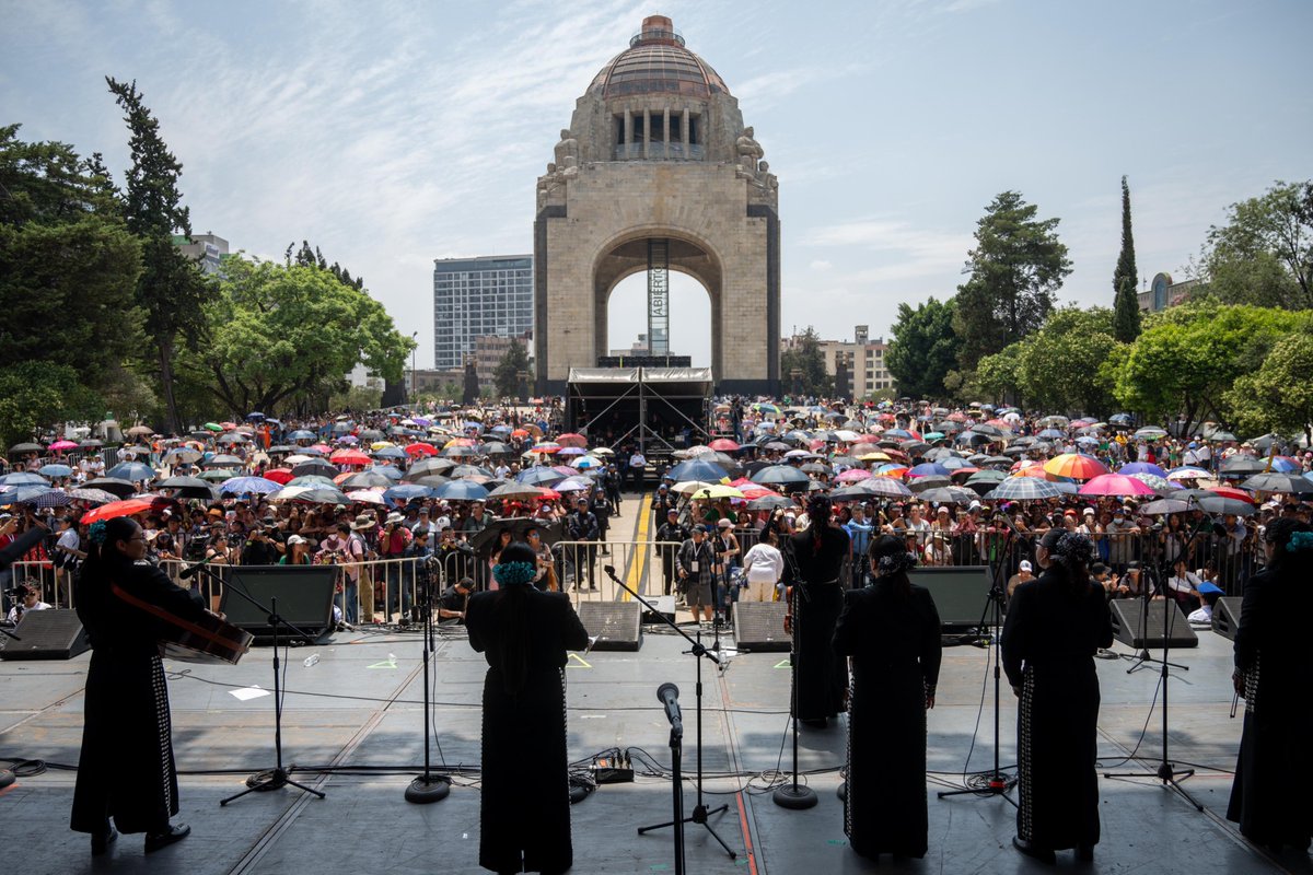 El Gran Baile por el Día de las Madres reunió a más de 12 mil personas que disfrutaron cumbias icónicas como 'Tiene espinas el rosal' y 'No te voy a perdonar' de @grupocanaveral. Al festejo se sumaron @losyaguaru1, Mariachi Mexicana Hermosa y @OficialEnsamble. ¡Muchas…