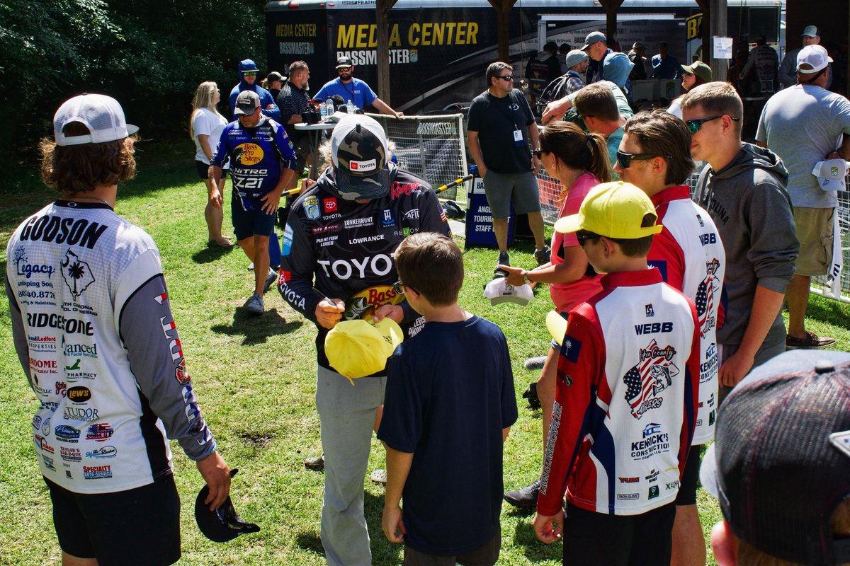 With 17lbs and change we climbed our way to well inside the cut and we are fishing Day 3!

Always love meeting the future of our sport and shoutout to all the fans that came out today 👊. 

#basselite #lakemurraysc