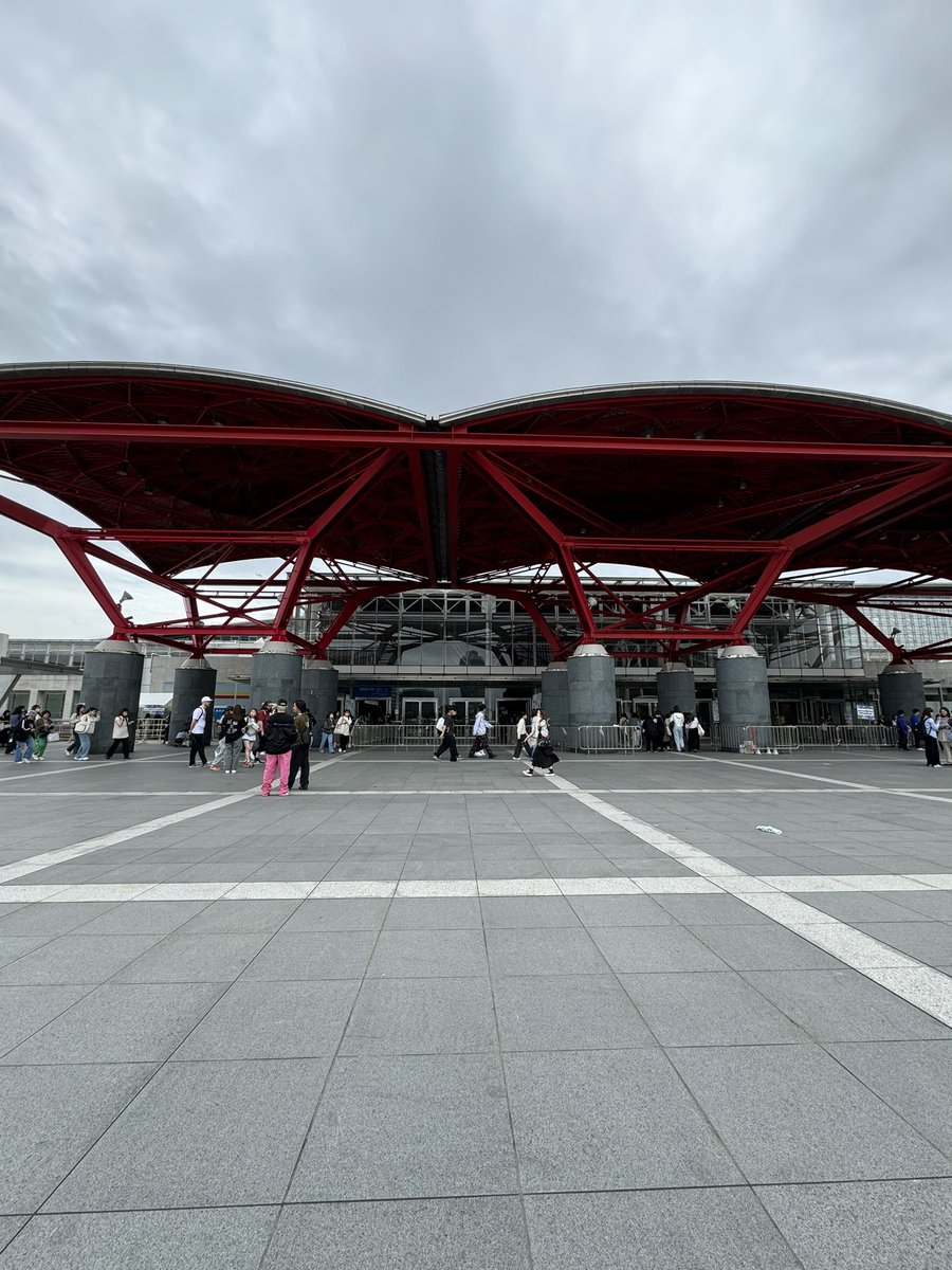 今ここにいます！
警備が厳しくてスローガンを出せないので静かに声をかけてください🙇‍♀️