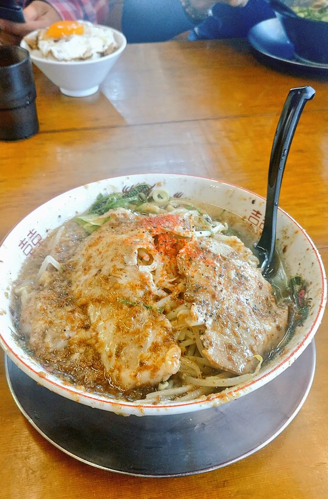 terimanta's tweet image. これはﾌｫﾛﾜｰｻﾏのお車で豊郷小に行く途中に寄ったバリバリジョニー、量も味も良かったです！！！👍

レンゲ直角にぶっ刺さってて笑う