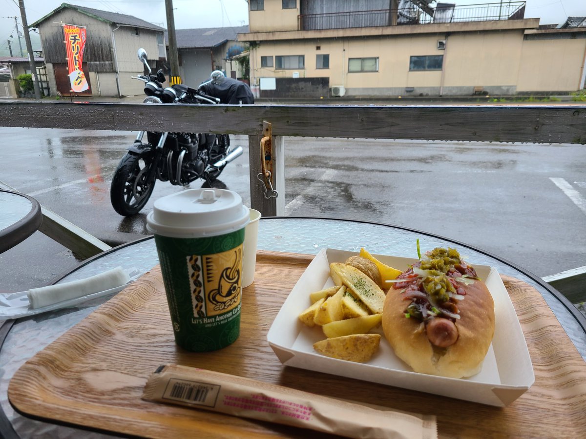 hidanorigw820's tweet photo. カッパが古くて浸水😱
風の冷たさが染みるのでチリドッグとホットコーヒーブレーク中です。
#OUTTHERE
#R196 https://t.co/V2IO1vzmgN