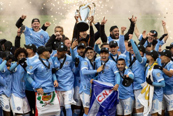 suarezistaCNDF's tweet photo. Que tan bolso tenes que ser para salir campeón en el exterior y festejar con la bandera del club? 

Sos cra, Santiago. https://t.co/xnuUBMyK6O