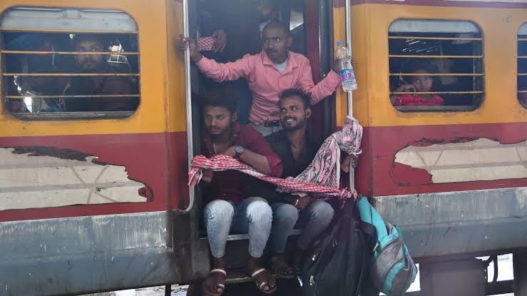 ट्रेन की पावदान पर यात्रा करते हुए गिरने से प्रतिवर्ष सैंकड़ों लोगों की जान चली जाती है।

ट्रेन के पावदान पर यात्रा करना दंडनीय है।

परंतु ट्रेन में जगह नहीं है यात्री अपनी जान की रक्षा स्वयं करें।

जनहित में जारी
#IndianRailway