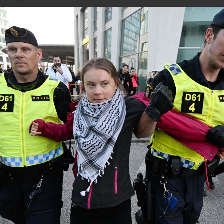 Une image réjouissante en marge de l'Eurovision : l'interpellation du gnome haineux et ricanant répondant au nom de Greta Thunberg. Cependant, je me demande pourquoi la police fait le travail que devraient faire des types en blouse blanche.🤣