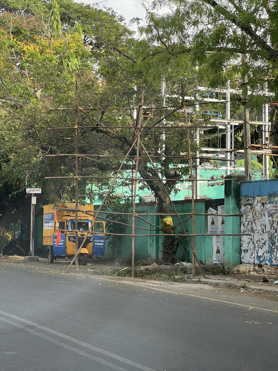 Spotted this structure being put up on 6th Avenue, Anna Nagar. Seems very risky for vehicle to drive by even during the day @ChennaiTraffic @roadraja