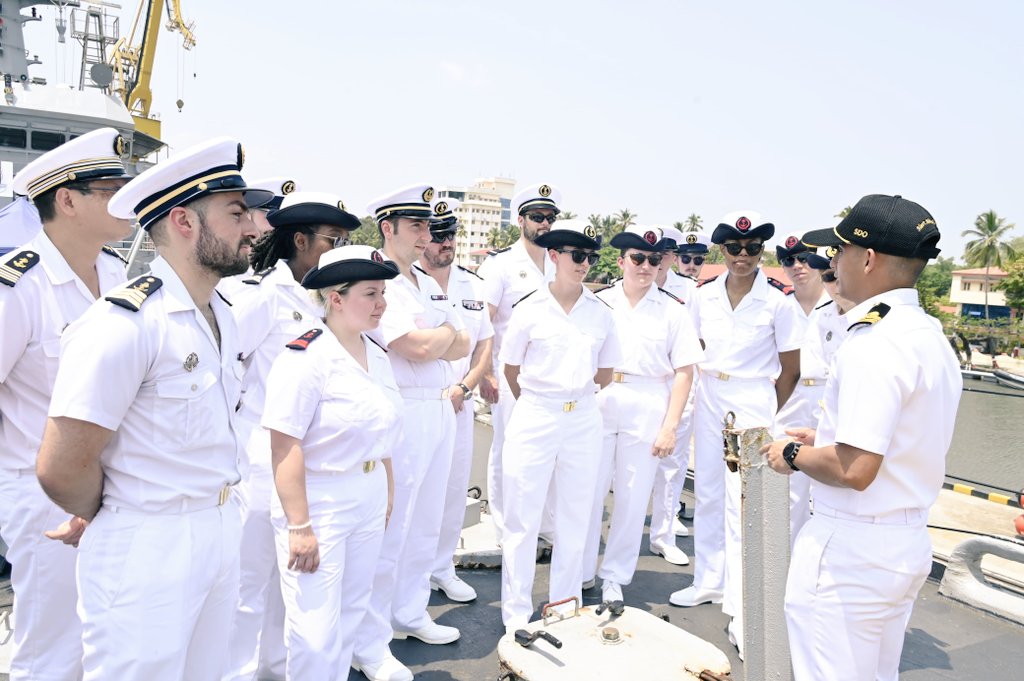 FNS Bretagne commanded by Capt Gwenegan Le Bourhis visited #Kochi 07-11 May 24. Professional & social interactions, exchange visits, sports fixtures were the highlights of visit, further strengthening bilateral engagements b/n the Navies. #MaritimePartners🇮🇳🤝🇫🇷 @IndiaembFrance