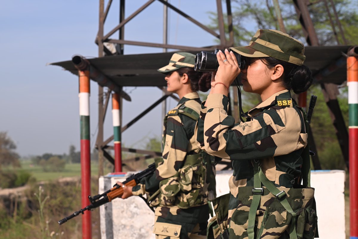 #PicOfTheDay 📸 🇮🇳

कृशानु सी चमक हो,
दामिनी सी दमक हो।
मन में भार ना हो कोई,
अजित वीर हो तुम।

सर्वस्व देश पर करो न्योछावर,
स्वभाव से गम्भीर हो तुम।
बाहुबली तुम महावीर,
कर्मवीर तुम शौर्यवान II

सीमा सुरक्षा बल-सर्वदा सतर्क

#सीमासुरक्षाबल 
#प्रथमरक्षापंक्ति
#जीवनपर्यन्तकर्त्तव्य