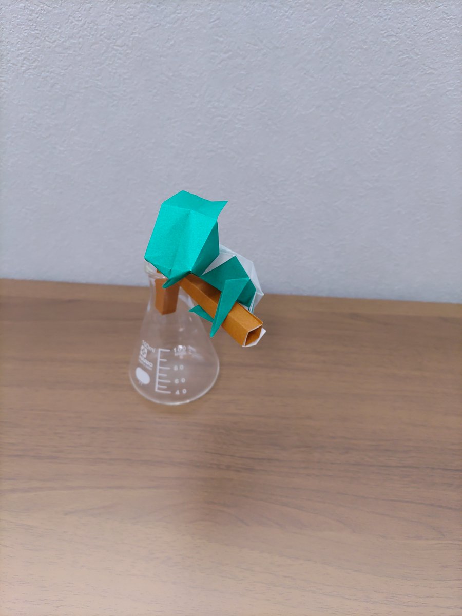 11da_origami's tweet photo. カメレオンの折紙です https://t.co/D1RQVvic37