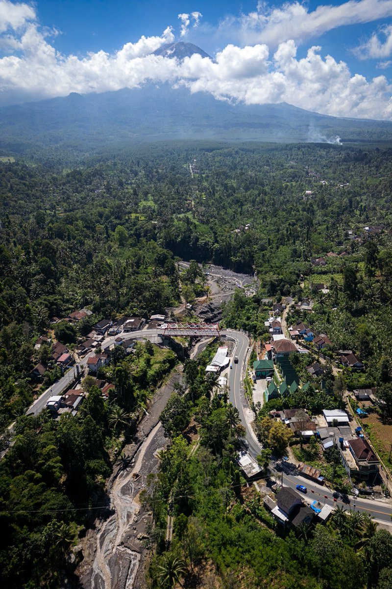 Mendekati Semeru

📍Pasirian, Lumajang

#dronephotography 
#aerialphoto 
#landscapephotography 
#Documentary