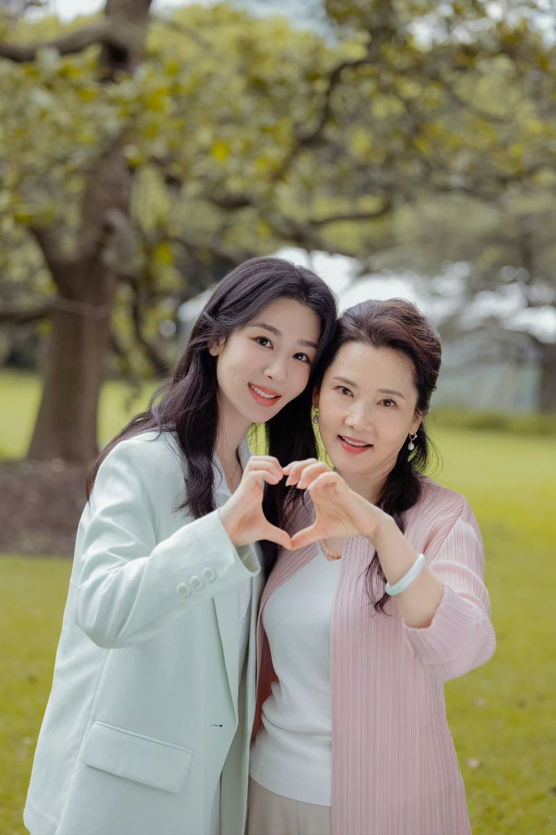 📸 240512 #BestChoiceEver #承欢记 releases photo of #YangZi & He Saifei for Mother’s Day

“When I was young, you gave me enough love and dependence. Now that I’ve grown up, I can take care of myself and my family. So, mom, I hope you can tear off the label of mother and be (…)