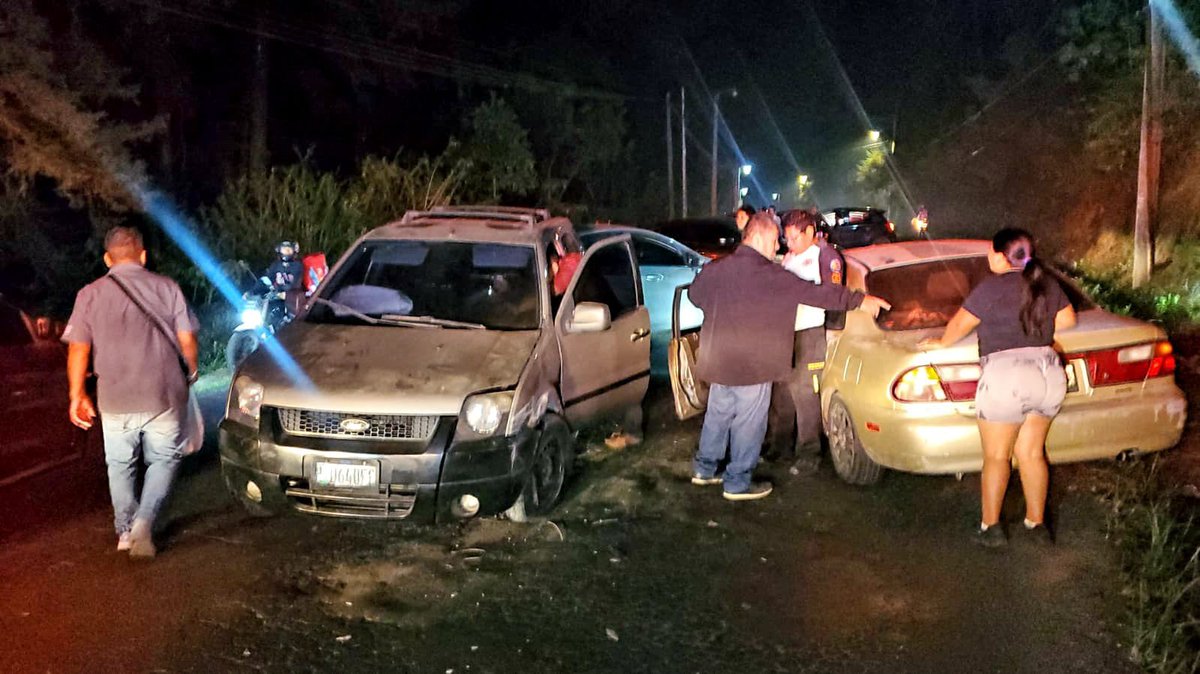 El choque de dos vehículos deja a tres personas adultas y una menor de 8 años con golpes y cortes por los vidrios rotos, fueron atendidos en el lugar no siendo trasladados, en la ruta que conduce de San José Pinula a residenciales San José.

#CVBalServicio