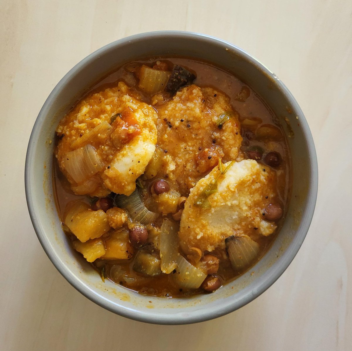 @Tara_Deshpande Idli+ mix tarkari sambar was our lunch yesterday. Brown chickpea, onion, potato, turnip, brinjal, tomato Sambar. Masalé freshly roasted & ground at home. Tadka of mustard, hing, red chillies in groundnut oil. I can eat Idly everyday. x.com/meshankara/sta…