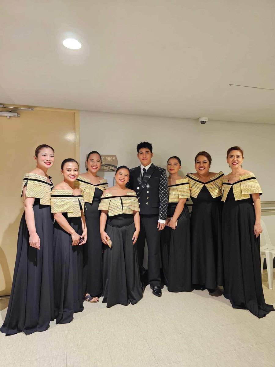 Stell with the ladies of Ateneo Chamber Singers 🖤💛

HeavenlyVoice WithMrC
@stellajero_ #STELL
#StellisGenC