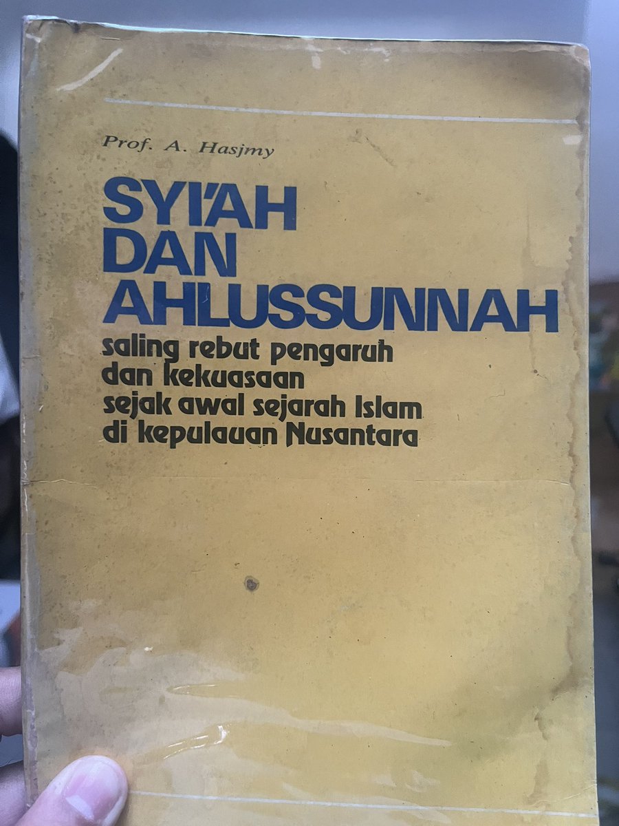 Ditinggal ke Semarang bentar beberapa paket datang di rumah. Salah satunya buku Syiah dan Ahlusunnah: Saling Rebut Pengaruh dan Kekuasaan Sejak Awal Sejarah Islam di Kepulauan Nusantara karya sejarawan A. Hasjmy. Dapat dengan harga cuma 40.000 saja. Paling murah di toko daring