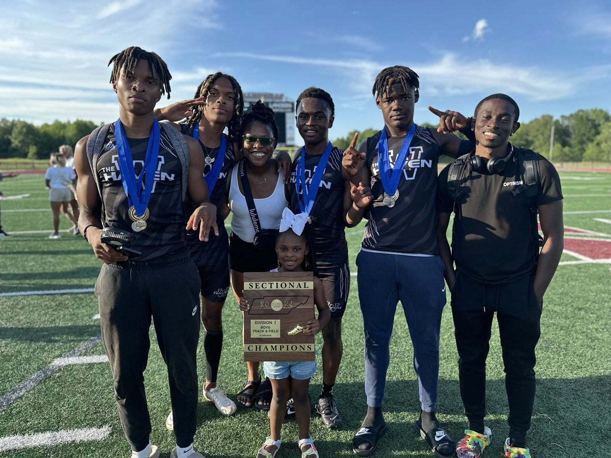 The Sophomore Hurdle Crew is SPECIAL!! 1-2-3 in the 110h 1-3-4 in the 300h Also: 4th in Triple Jump 4th in Pole Vault 1st in 4x4 (3 of them) 2nd in 4x2 (2 of them) #RespectTheHaven #RespectCoachSharda