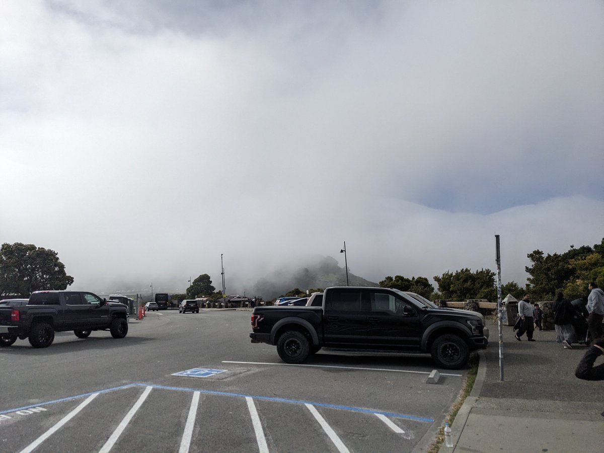 I ran up from Golden Gate Bridge to Slackers Hill only to find the #fog moving relative to the wind speed and direction going up and down the slope of the hills of Marin Headlands. High wind speeds move the fog into the bay. #caw #CAwx @NWSBayArea