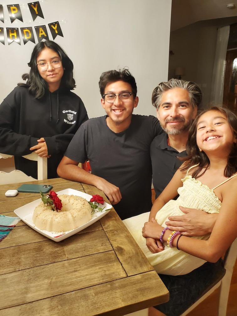 Frank__Torres_'s tweet photo. Definitely feeling the love from @SofiaLTorres2 and kiddos. “Mole Poblano” from scratch and for dessert,  homemade “Gelatina de Mazapan”. #thisis44 #birthday #marriedtoagourmetchef #legenwaitforitdary #blessed #food #foodphotography #foodie #foodporn #foodcoma  🥰😋 🤤 https://t.co/cclc65EMW7