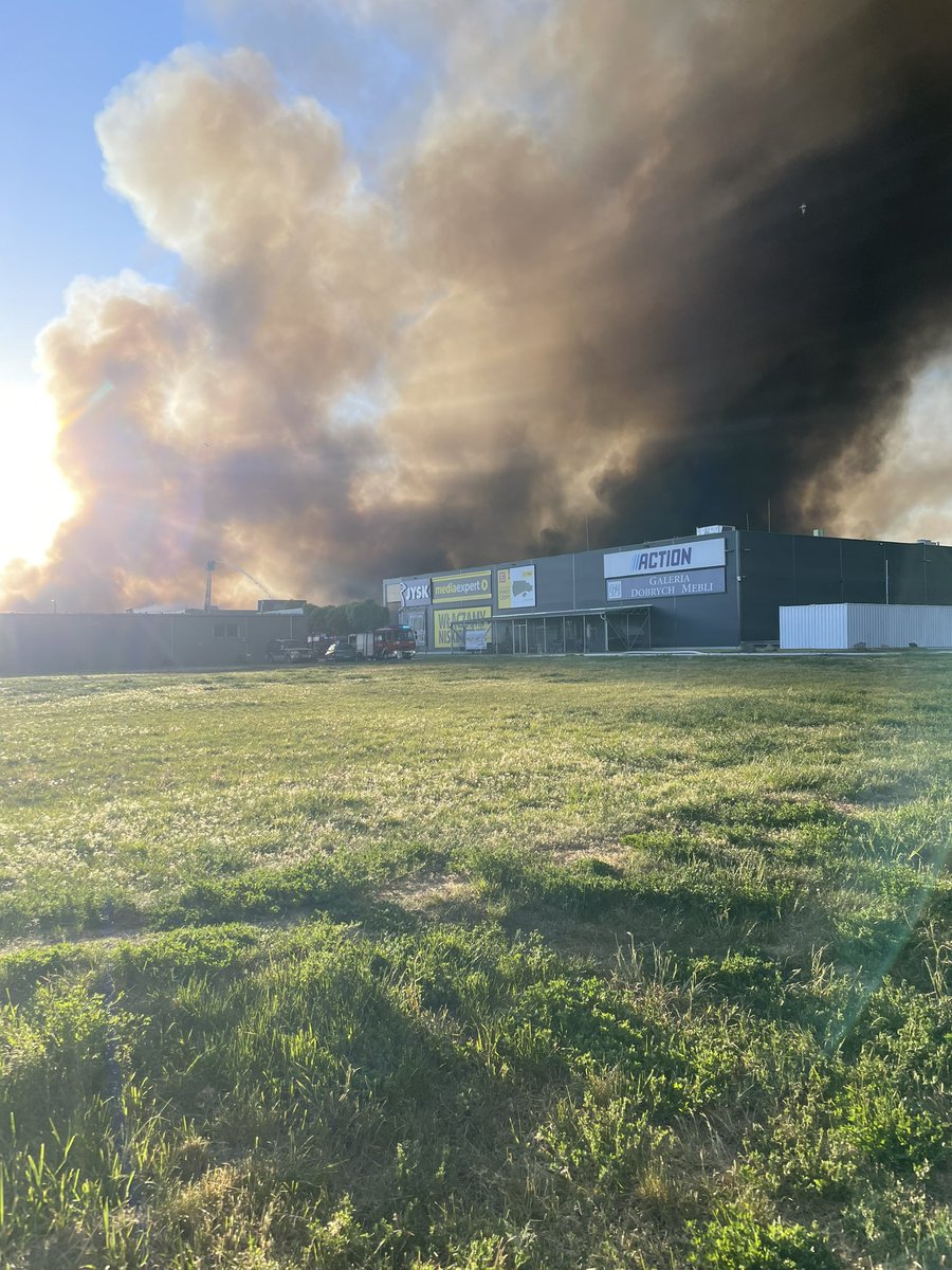 jakubrybski's tweet photo. Pożar hali targowej na Marywilskiej. Kilkadziesiąt zastępów straży pożarnej walczy od kilku godzin z ogniem. Przed wejściem na teren hali stoją ludzie, którzy patrzą jak płonie ich dobytek @RMF24pl https://t.co/UgBxaXYapB