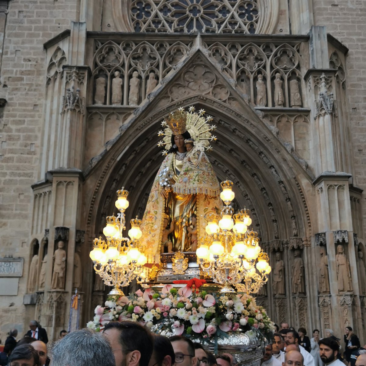 VIRGEN DE LOS DESAMPARADOS Valencians tots a una veu… Vixca la Mare de Déu! Patrona de València . . @archivalencia @basilicadesampa @SalesianosVSAA #UnSueñoParaTi #Patrona #Virgen #Madre #MaredelsDesamparats #VirgendelosDesamparados #Valencia #Amparo #festividad