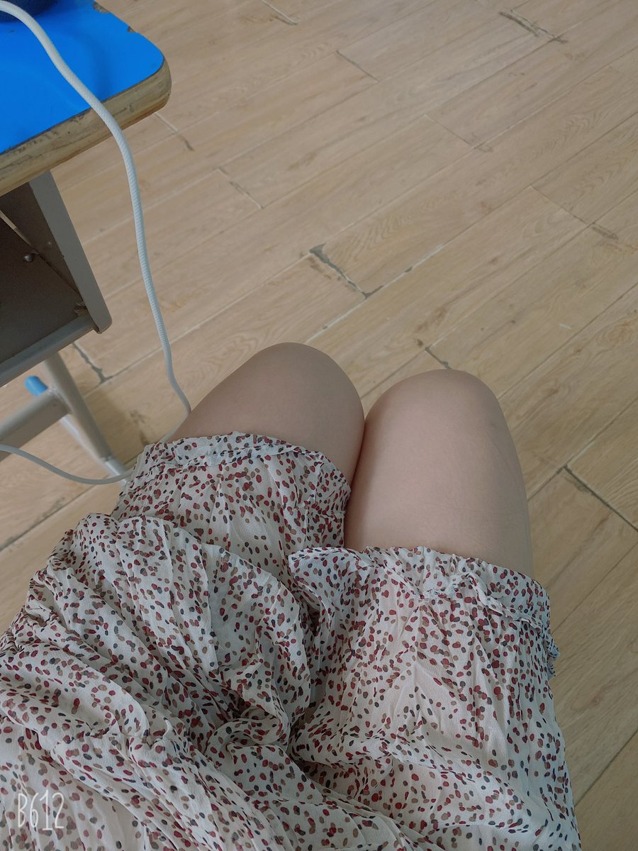 #绿帽 #绿奴 #母狗 #淫妻 #足控 #腿控 #美腿 老婆半遮半掩也很好哦，各位足控腿控可以来tg聊聊 https://t.co/1cK6RBYUJy