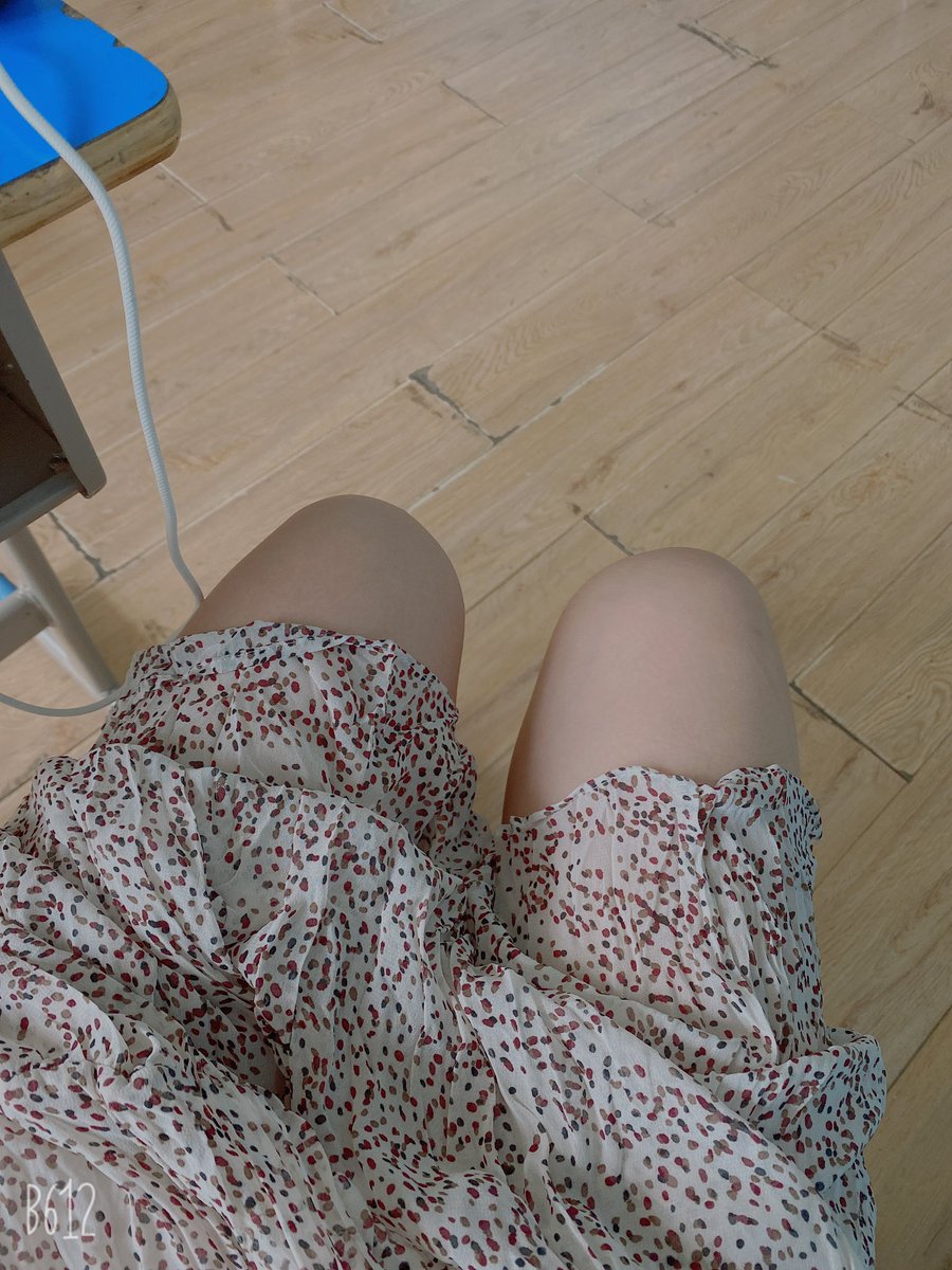 #绿帽 #绿奴 #母狗 #淫妻 #足控 #腿控 #美腿 老婆半遮半掩也很好哦，各位足控腿控可以来tg聊聊 https://t.co/1cK6RBYUJy