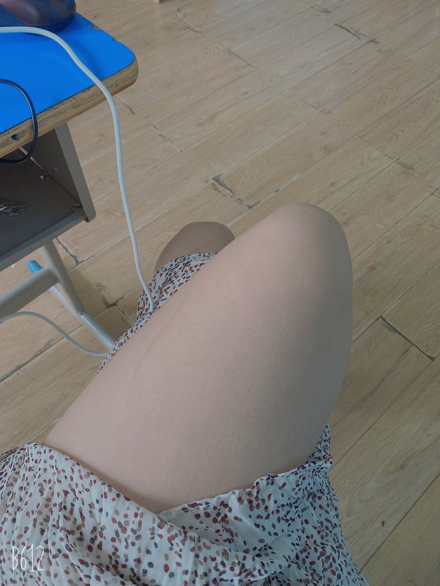 #绿帽 #绿奴 #母狗 #淫妻 #足控 #腿控 #美腿 老婆半遮半掩也很好哦，各位足控腿控可以来tg聊聊 https://t.co/1cK6RBYUJy