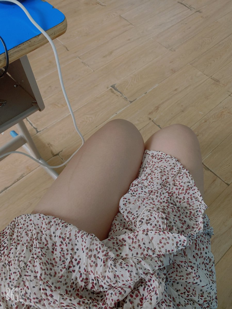 #绿帽 #绿奴 #母狗 #淫妻 #足控 #腿控 #美腿 老婆半遮半掩也很好哦，各位足控腿控可以来tg聊聊 https://t.co/1cK6RBYUJy