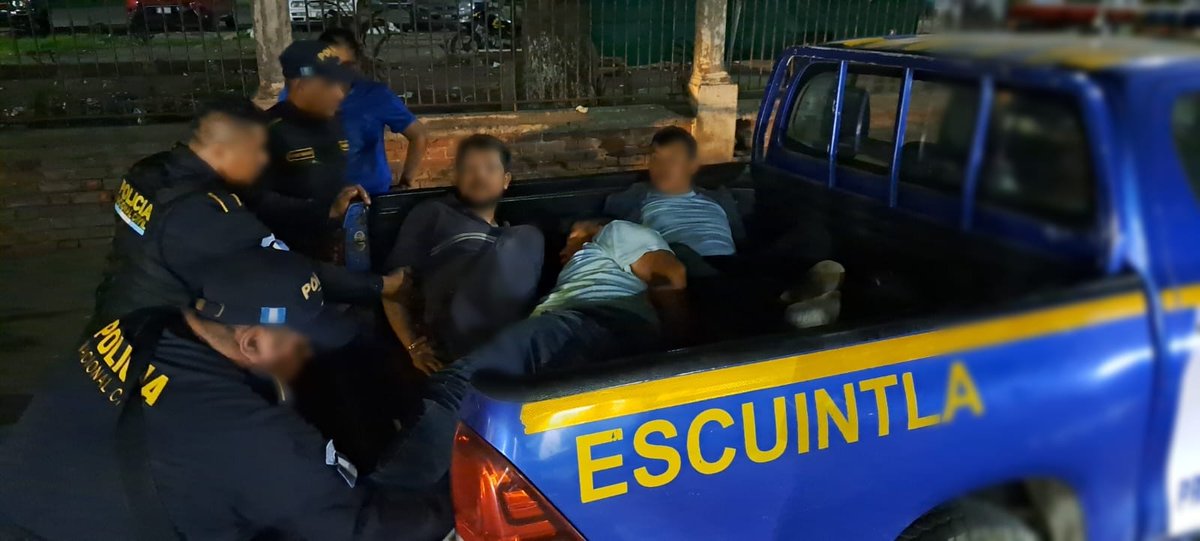 #LHEnBreve Agentes de la PNC con sede en la comisaría de Escuintla aprehendieron a tres presuntos secuestradores en San Vicente Pacaya, al revisar los archivos, la Policía estableció que a uno de ellos le aparecen dos antecedentes. 📷PNC