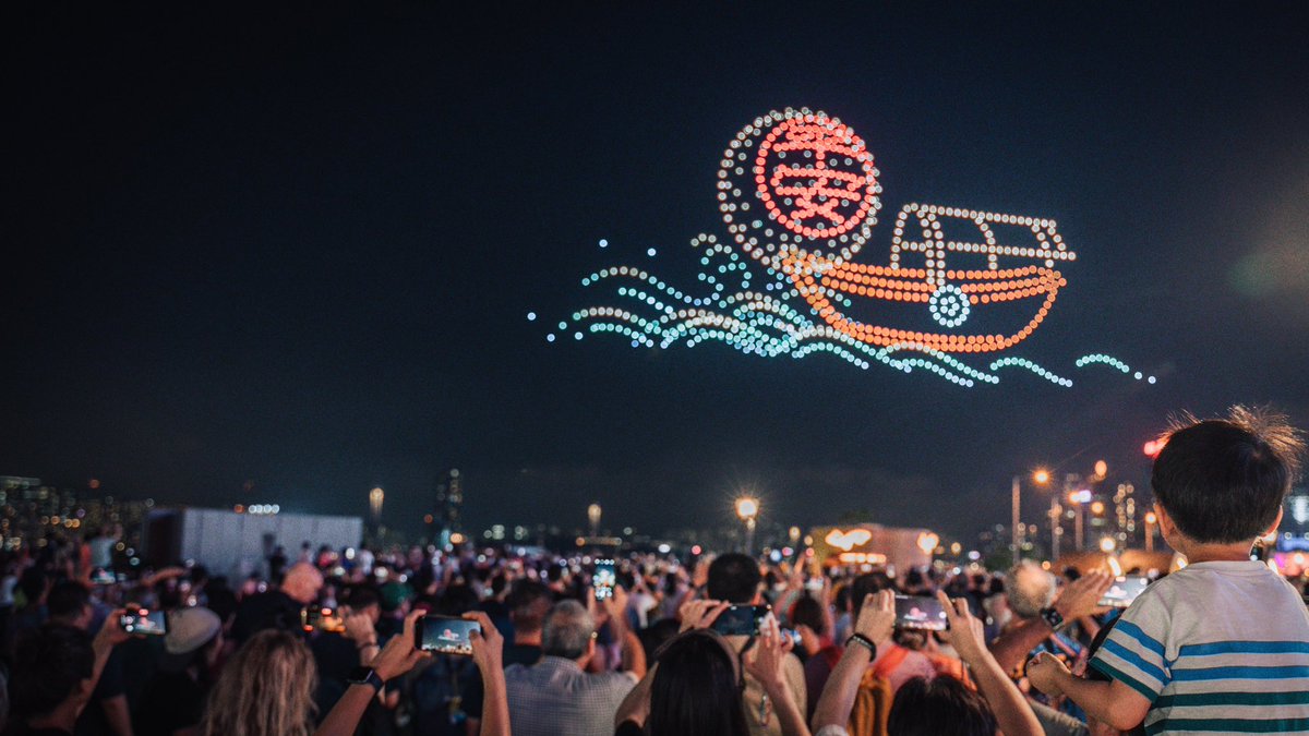 The Wan Chai harbourfront was buzzing with excitement yesterday night.🥳 Did you manage to capture the giant bun tower created by 1,000 drones? Let’s revisit the highlights of the mesmerising show✨📸!